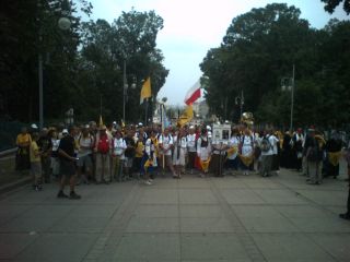 Oczekiwanie na wejście pod Wały Jasnogórskie…